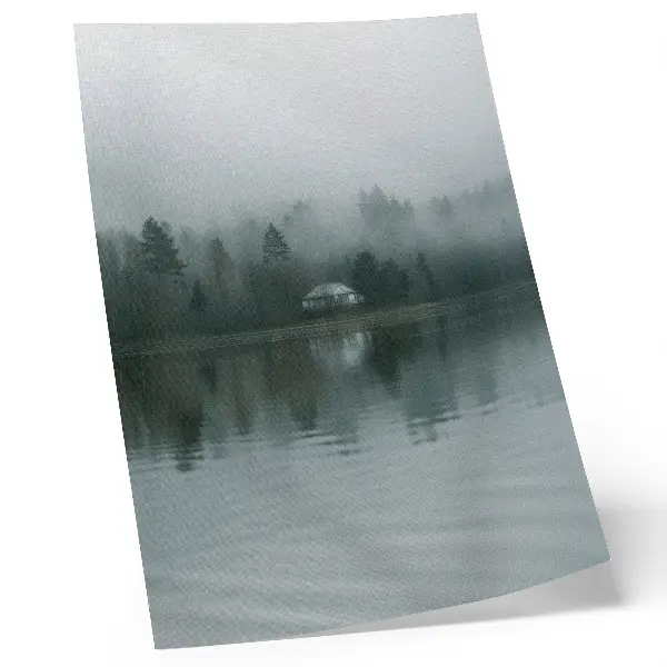 Poster stille Landschaft mit Nebel, Bäumen, Haus und Spiegelung