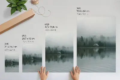 Poster stille Landschaft mit Nebel, Bäumen, Haus und Spiegelung
