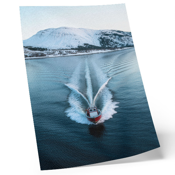 Wandposter Dynamik von Motorbooten auf schneebedeckten Bergen und See