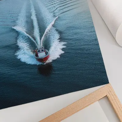 Wandposter dynamische Darstellung eines Motorbootes auf schneebedeckten Bergen und einem See