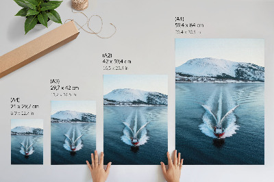 Wandposter Dynamik von Motorbooten auf schneebedeckten Bergen und See