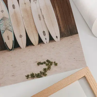 Poster Surfbretter vor Holzwand in zartem Grün