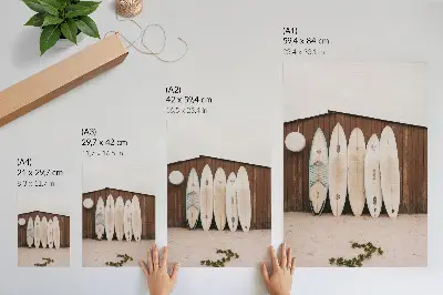 Poster Surfbretter vor Holzwand in zartem Grün