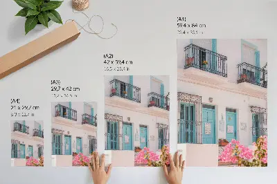 Kunstdruck auf Leinwand mit pastellblauen Farben und Balkondetails mit Blumen