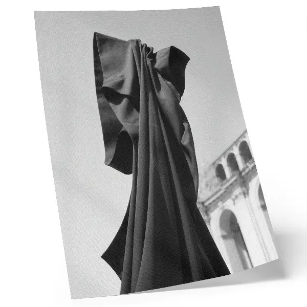Wandposter mit minimalistischer Stoffarchitektur