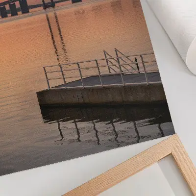Poster Sonnenuntergangsbrücke mit minimalistischem Design in warmen Farbtönen