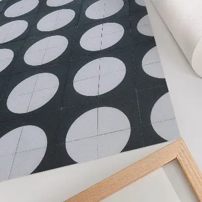Poster mit geometrischem Muster im Schwarz-Weiß-Kontrast