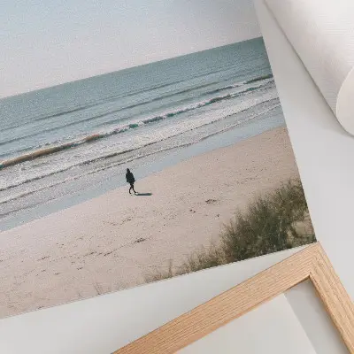 Leinwand Kunstdruck mit Motiv von Strand, ruhigem Meer und blauem Himmel im minimalistischen Stil für Harmonie