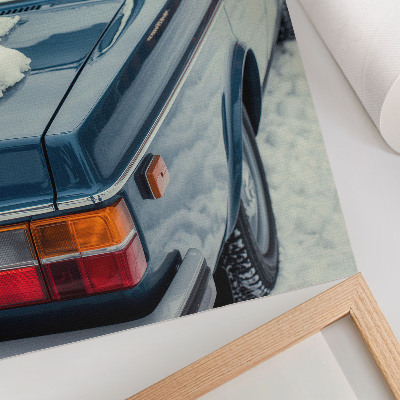 Poster Retro-Auto vor schneeblauem und weißem Hintergrund