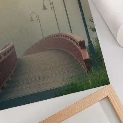 Wandposter Nebelbrücke mit Laternen in harmonischer Sanftheit
