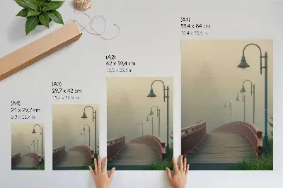 Wandposter Nebelbrücke mit Laternen in harmonischer Sanftheit