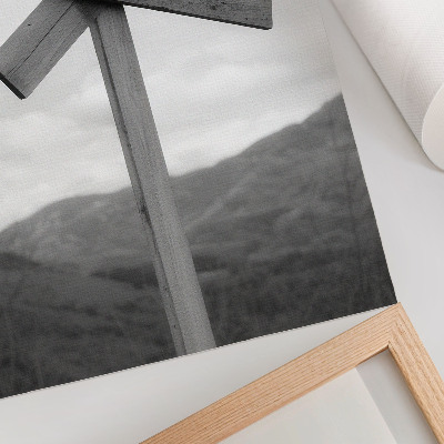 Poster Holzschild mit Berglandschaft im Hintergrund in Schwarzweiß
