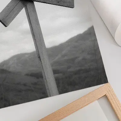 Poster mit Holzschild und Berglandschaft in Schwarzweiß