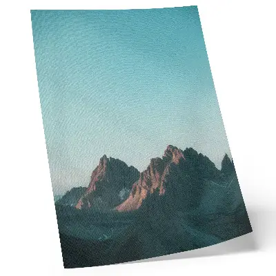 Wandposter mit beeindruckenden Bergen unter strahlend blauem Himmel
