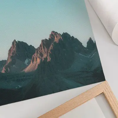 Wandposter mit beeindruckenden Bergen unter strahlend blauem Himmel