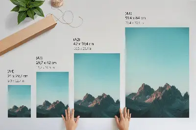 Wandposter mit beeindruckenden Bergen unter strahlend blauem Himmel
