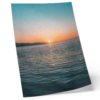 Poster sonnenuntergang über dem Wasser mit harmonischer Landschaft