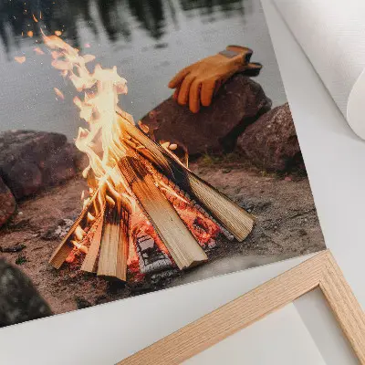 Wandposter mit Motiv von einem Lagerfeuer am See, Waldsteinen und einer naturnahen Erholungslandschaft