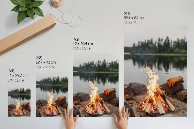 Wandposter mit Motiv von einem Lagerfeuer am See, Waldsteinen und einer naturnahen Erholungslandschaft