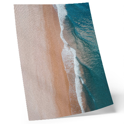 Wandposter Die Wellen des Ozeans treffen minimalistisch auf den Strand