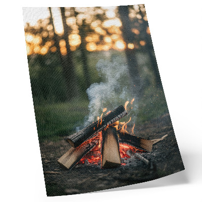 Poster Ein Lagerfeuer vor der Kulisse von Wald und Rauch