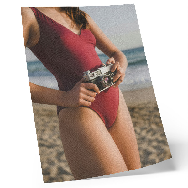 Poster Strandfeeling, burgunderroter Anzug, Kamerafotografie
