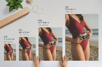 Poster Strandgefühl mit burgunderrotem Anzug in Kamerafotografie