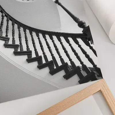 Wandposter Wendeltreppe in schwarz-weißer Eleganz für ein modernes Ambiente