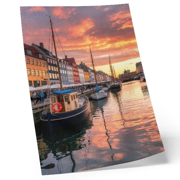 Poster Bunte Mietshäuser mit Spiegelungen im Wasser und der Wärme des Himmels