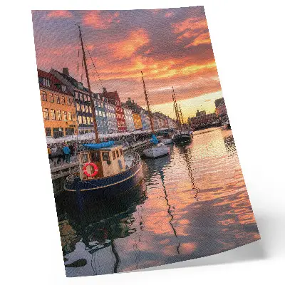 Poster Bunte Mietshäuser mit Spiegelungen im Wasser und der Wärme des Himmels
