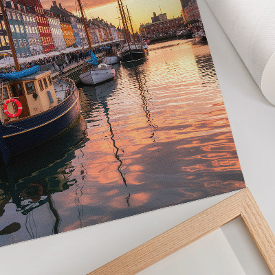 Poster Bunte Mietshäuser, Spiegelungen im Wasser, die Wärme des Himmels