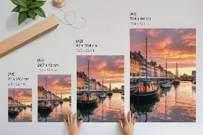 Poster Bunte Mietshäuser mit Spiegelungen im Wasser und der Wärme des Himmels