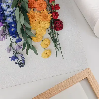 Poster mit Blumen in einer vertikalen Reihe in leuchtenden und harmonischen Naturfarben