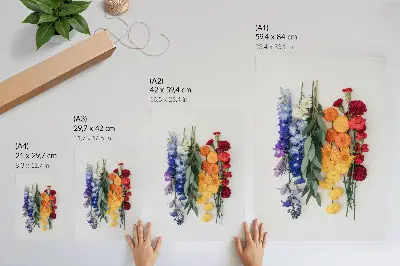 Poster mit Blumen in einer vertikalen Reihe in leuchtenden und harmonischen Naturfarben
