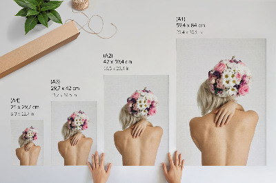 Wandposter Ein Blumenarrangement im Haar einer Frau