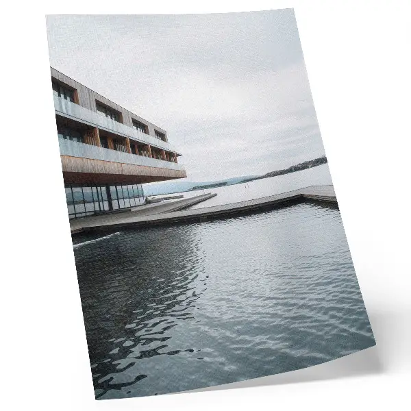 Wandposter modernes Gebäude am Wasser im minimalistischen Stil mit Holz- und Glaselementen