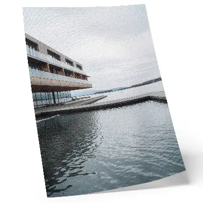 Wandposter modernes Gebäude am Wasser im minimalistischen Stil mit Holz- und Glaselementen