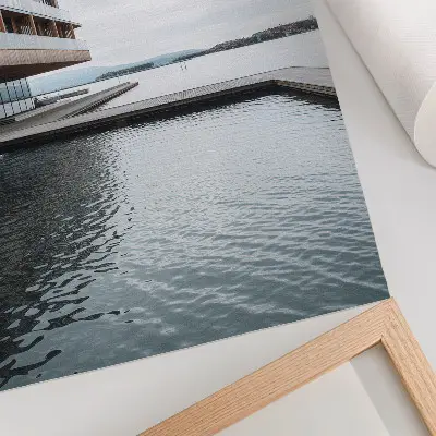 Wandposter modernes Gebäude am Wasser im minimalistischen Stil mit Holz- und Glaselementen