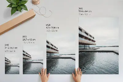 Wandposter modernes Gebäude am Wasser im minimalistischen Stil mit Holz- und Glaselementen