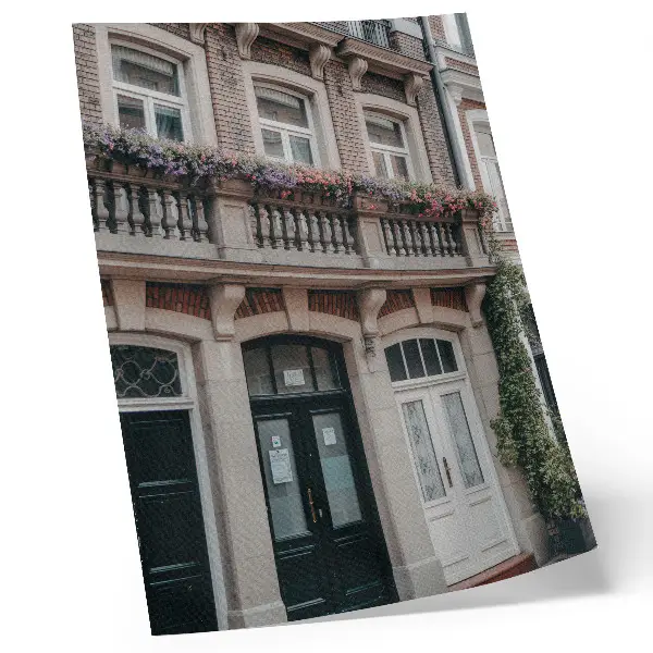 Poster Blumen auf dem Balkon an einer Backsteinfassade im klassischen Stil
