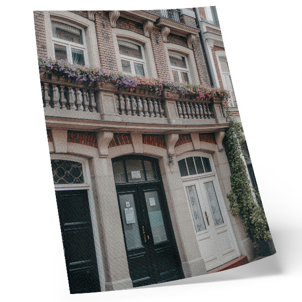Poster Blumen auf dem Balkon, Backsteinfassade, klassischer Stil