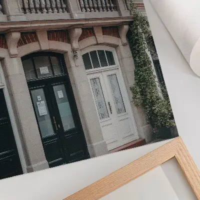Poster Blumen auf dem Balkon an einer Backsteinfassade im klassischen Stil