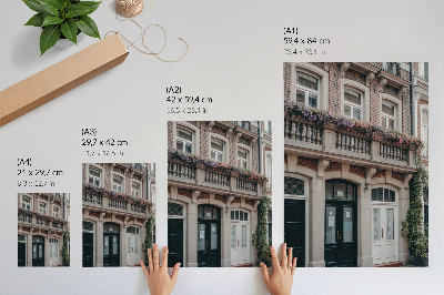Poster Blumen auf dem Balkon, Backsteinfassade, klassischer Stil