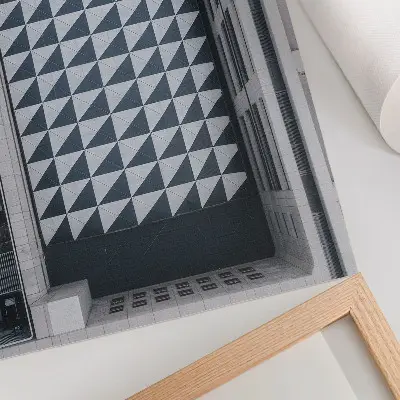 Leinwand Kunstdruck mit eleganten geometrischen Mustern und futuristischer Architektur