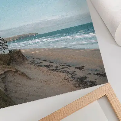 Kunstdruck auf Leinwand Strand und Wellen mit Haus auf einer Klippe in Pastellfarben