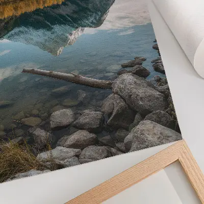 Poster mit einer ruhigen Naturlandschaft aus Bergen, See, Bäumen und Spiegelung
