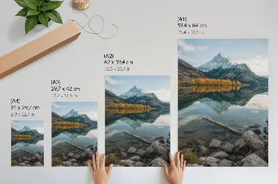 Poster mit einer ruhigen Naturlandschaft aus Bergen, See, Bäumen und Spiegelung