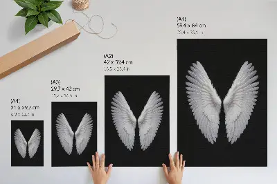Wandposter mit symmetrischen weißen Flügeln auf schwarzem Hintergrund