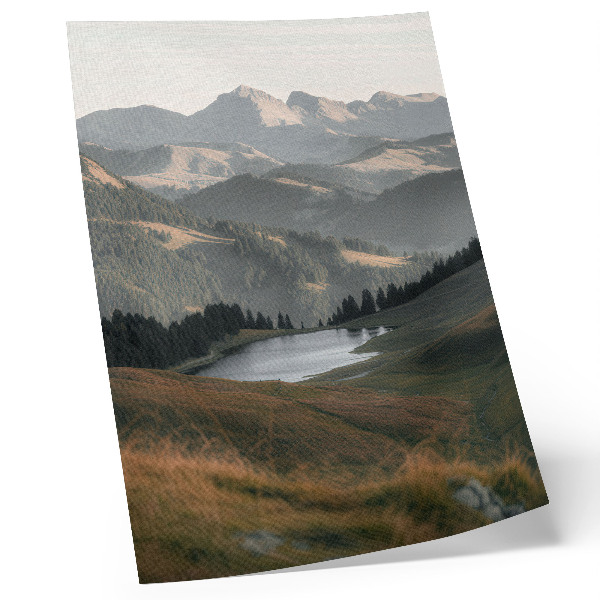 Wandposter Hügel, See und Bergkulisse in Harmonie