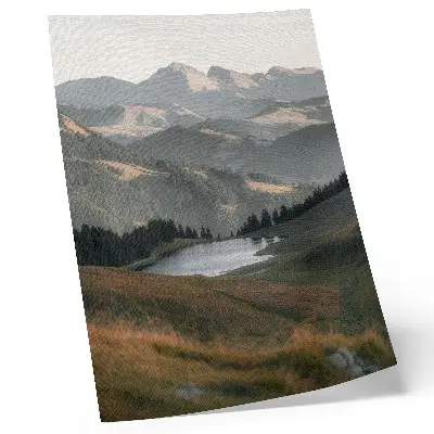 Wandposter mit Hügel-, See- und Bergkulisse in Harmonie